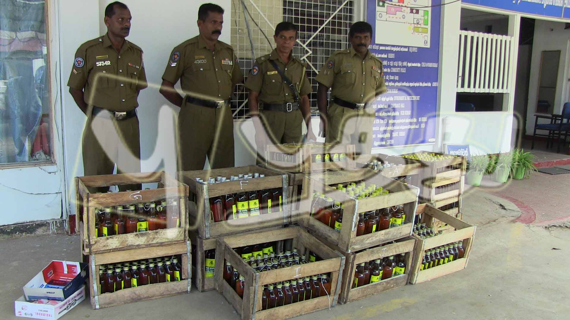 அனுமதியின்றி மதுபானம் கொண்டு சென்றவர்கள் யாழில் கைது