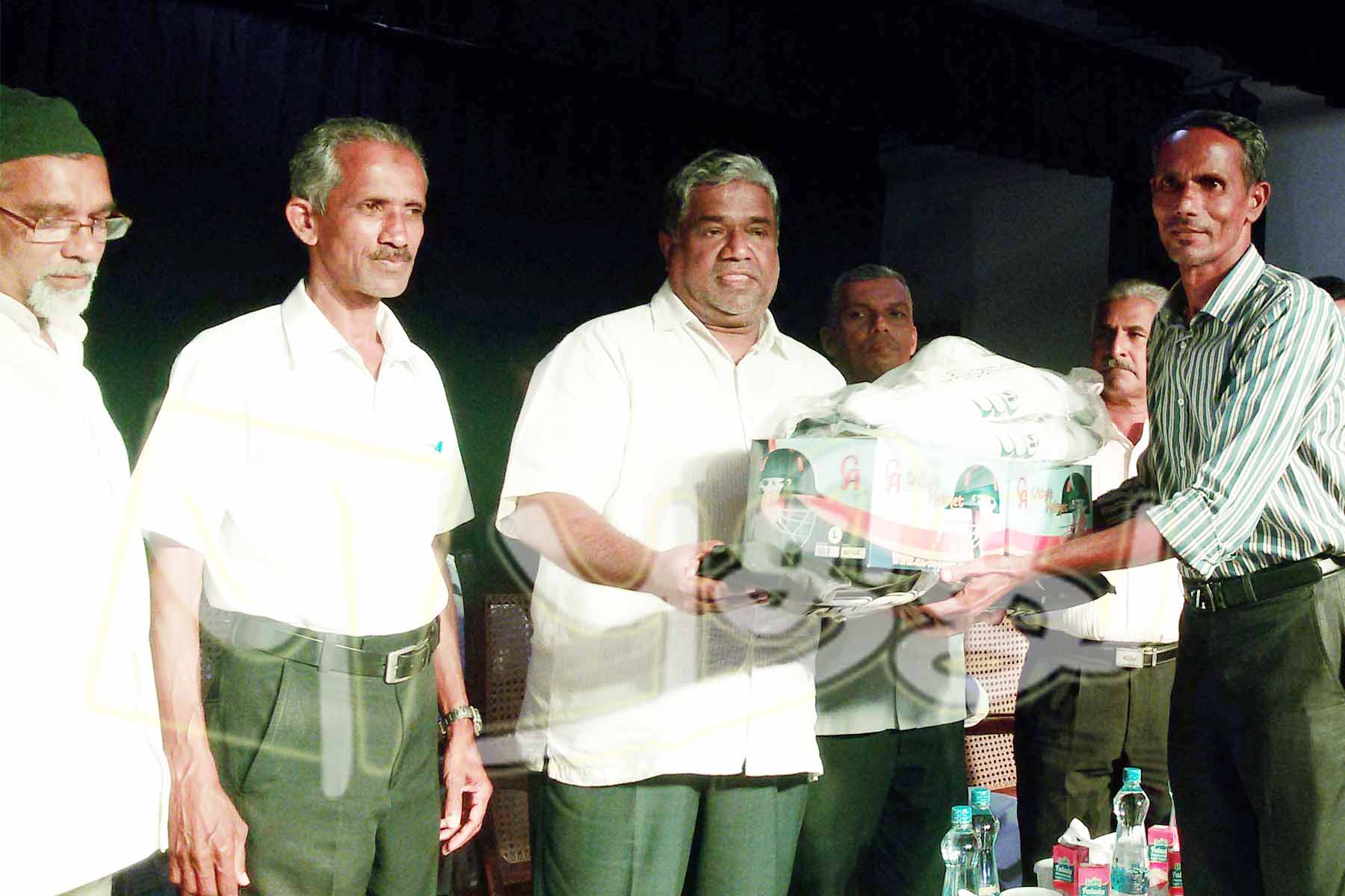 பைசால் காசிமின் நிதியிலிருந்து, விளையாட்டு உபகரணங்கள் அன்பளிப்பு