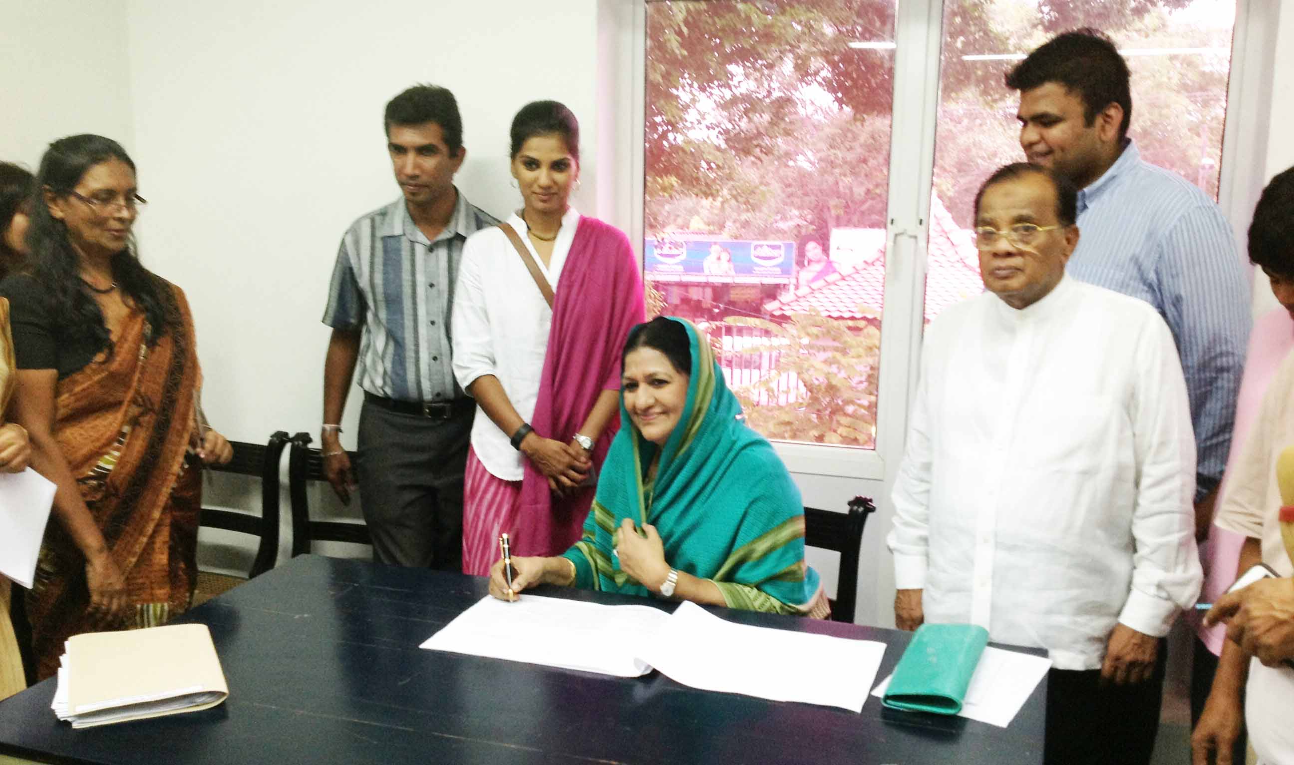 பெரோசா யானையில், மல்சா வெற்றிலையில் கெயெழுத்திட்டனர்
