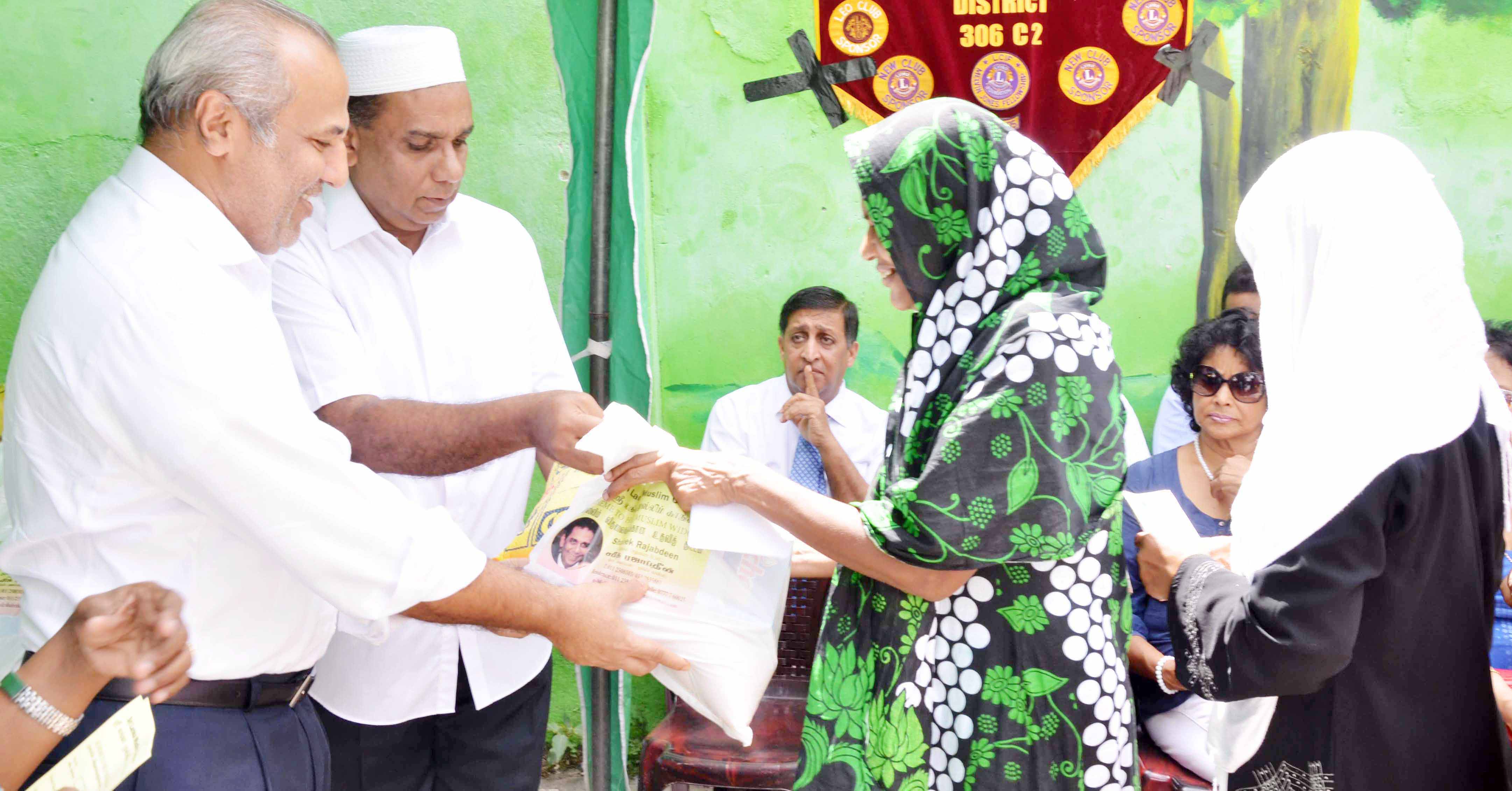 ஷபீக் ரஜாப்தீன் ஏற்பாட்டில், உலர் உணவு பொதிகள் வழங்கி வைப்பு
