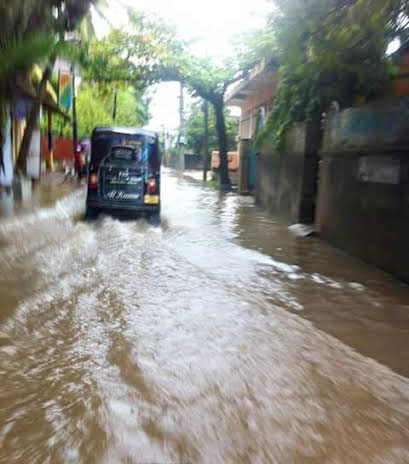 அம்பாறை மாவட்டத்தில் அடைமழை, குடியிருப்பு பிரதேசங்கள் வெள்ளத்தில்