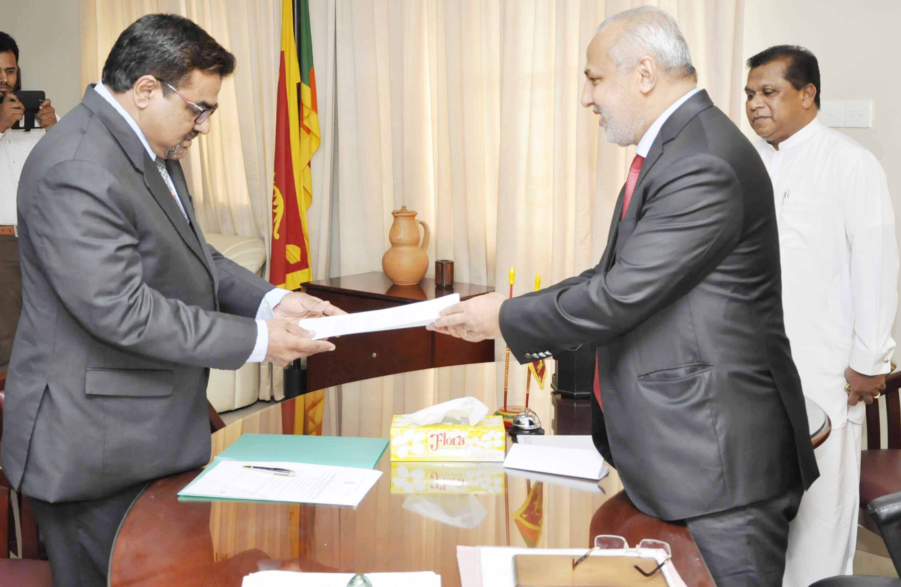 கிழக்கு மாகாண சபை உறுப்பினராக ஜவாத், மு.கா. தலைவர் முன்னிலையில் சத்தியப் பிரமாணம்