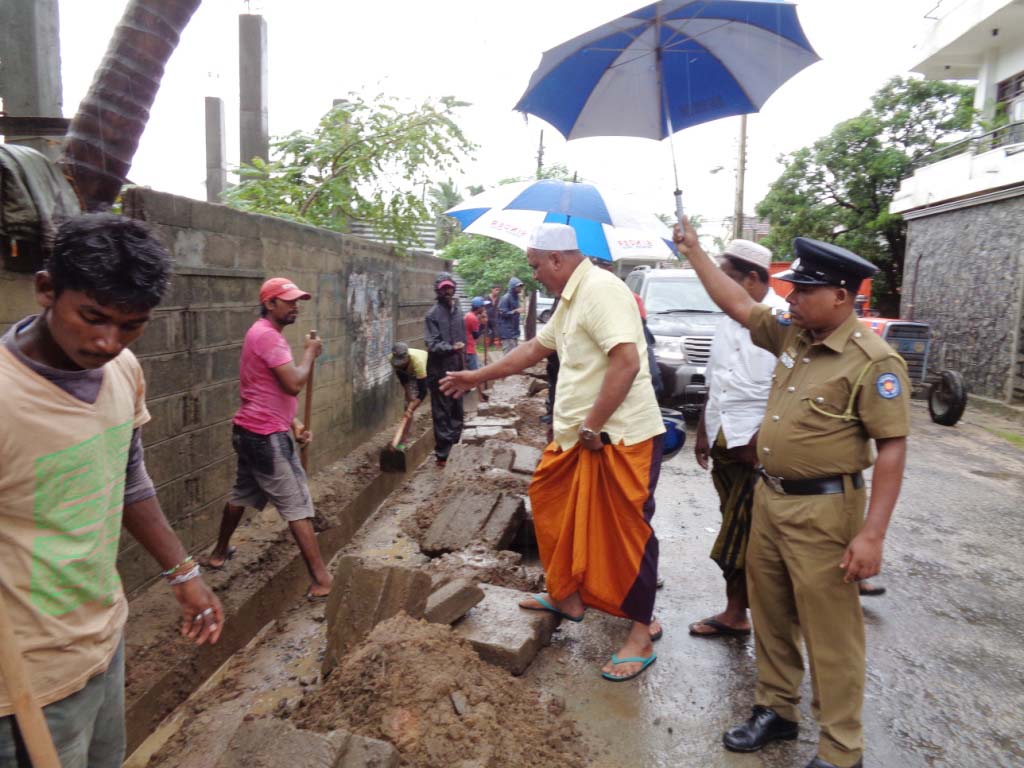 வெள்ளம் வடிந்தோடுவதற்கான சூழ்நிலைகளை ஏற்படுத்துமாறு அமைச்சர் நசீர் உத்தரவு; நடவடிக்கைகளையும் பார்வையிட்டார்