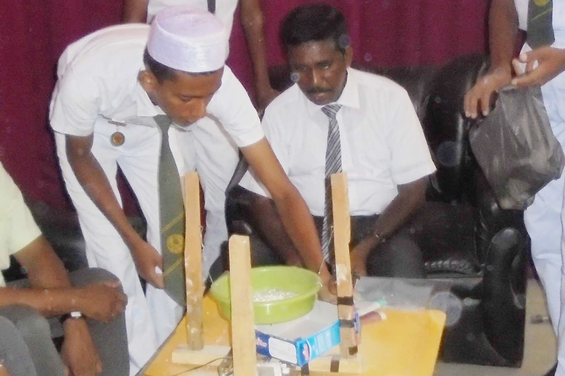 புதிய இயந்திரமொன்றினை உருவாக்கி, கல்முனை ஸாஹிரா கல்லூரி மாணவன் சாதனை