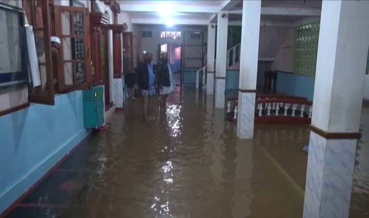 நுவரெலியா ஹாவஎலிய ஜும்ஆ பள்ளிவாசல் வெள்ளத்தில்; தொழுகை நடத்துவதிலும் சிரமம்