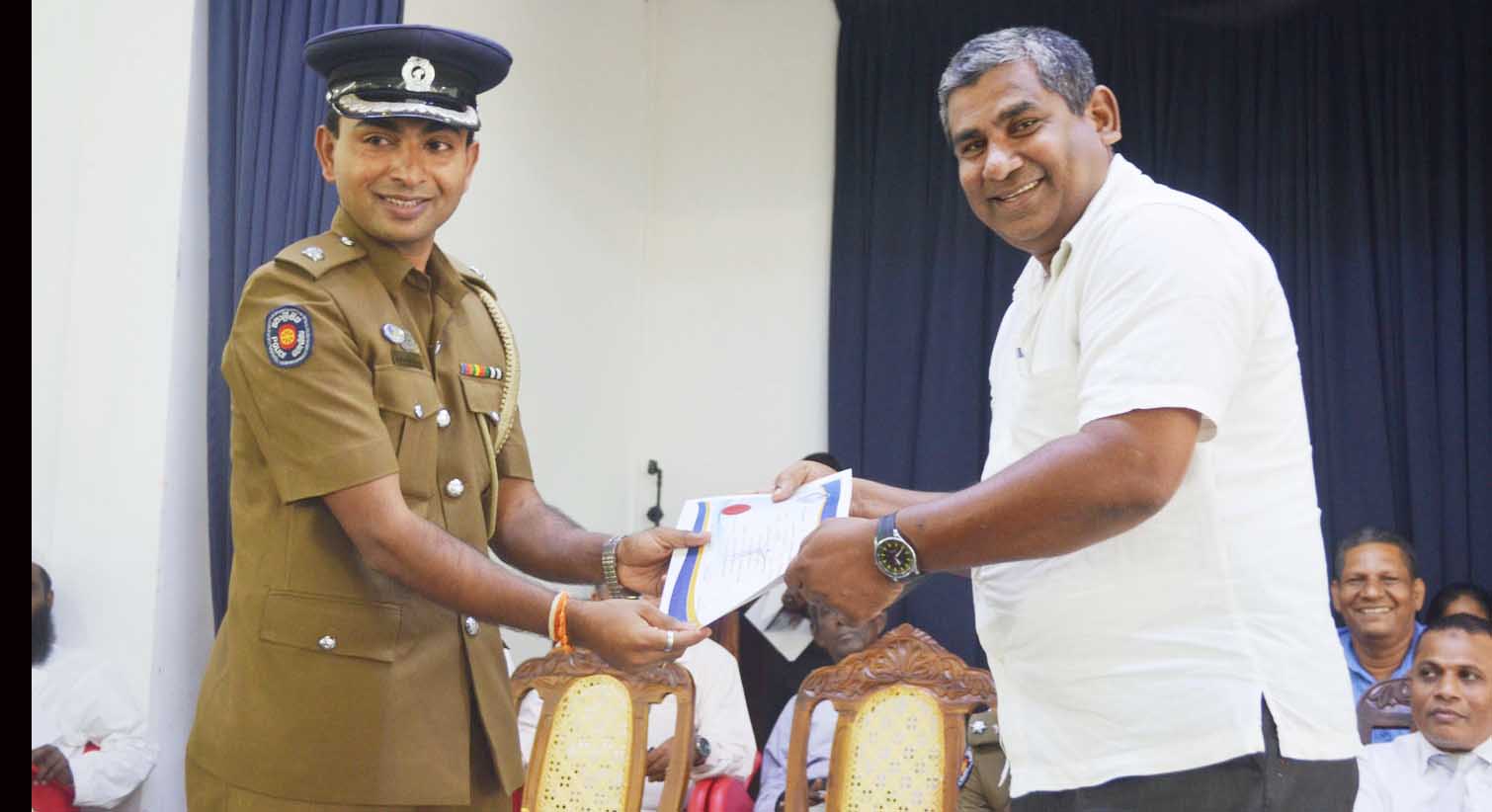 சிவில் பாதுகாப்பு உத்தியோகத்தர்கள், ஆலோசகர்களுக்கு பாராட்டு