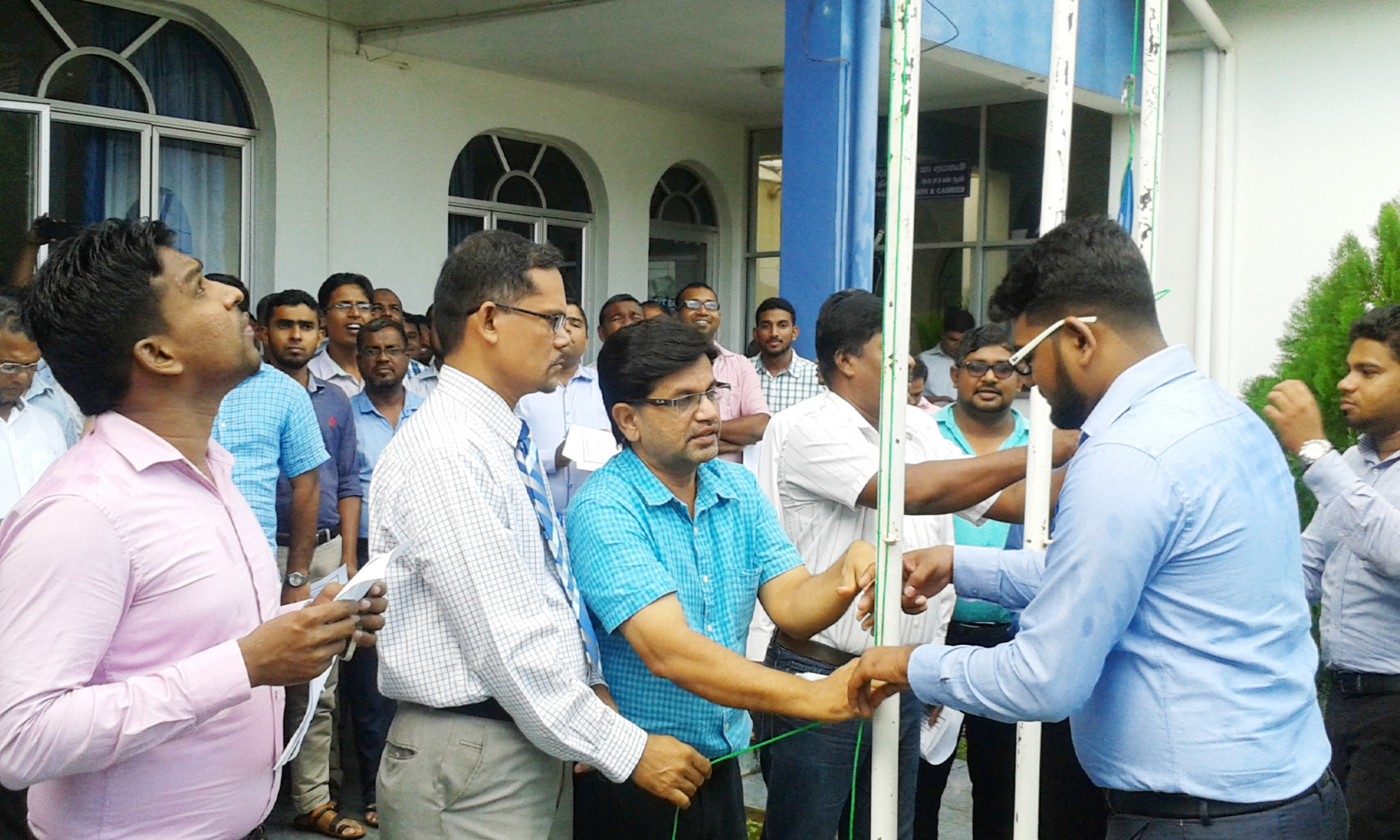 ஒற்றுமையான செயற்பாடுகள் மூலமே தொழில் இடர்களை எதிர்கொள்ள முடியும்; பிராந்திய முகாமையாளர் கரீம்