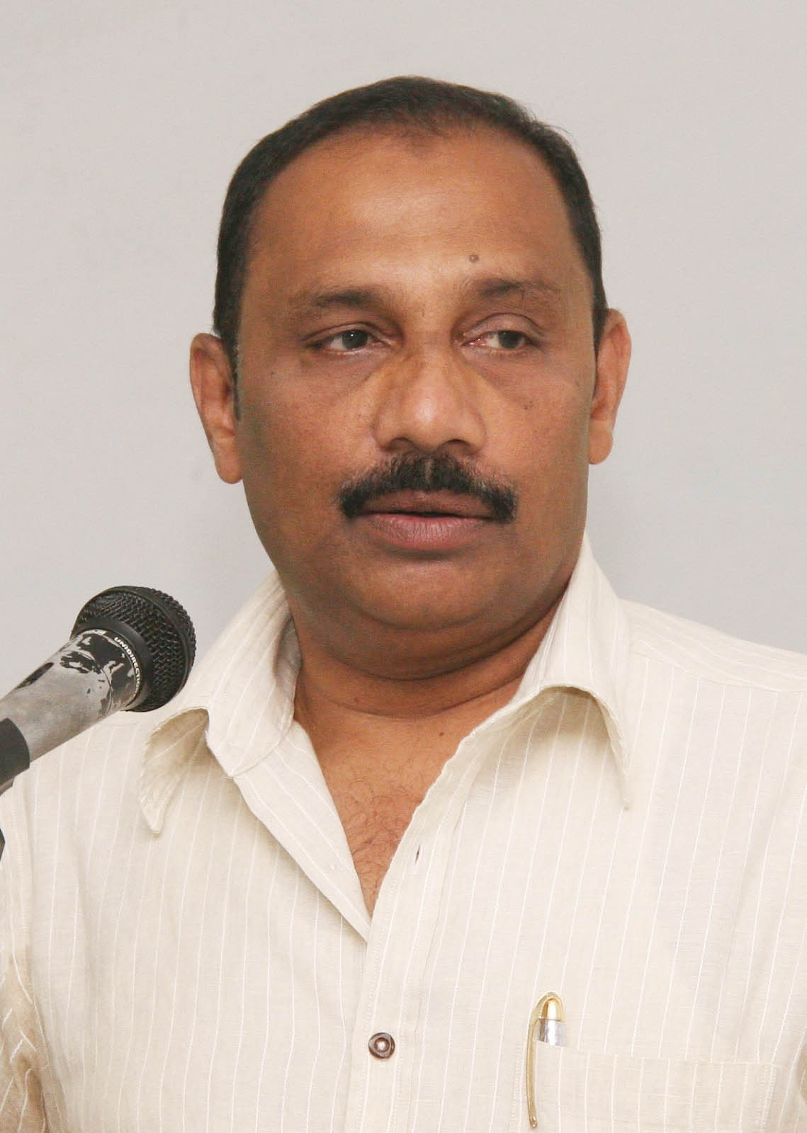 அன்று இரவு நடந்தவற்றை நினைவு கூருங்கள்; மு.கா. தவிசாளர் பஷீர், உச்சபீட உறுப்பினர்களுக்கு மடல்