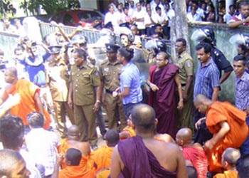 சரணடைந்த நான்கு பௌத்த பிக்குகள் நீதிமன்றில் ஆஜர்