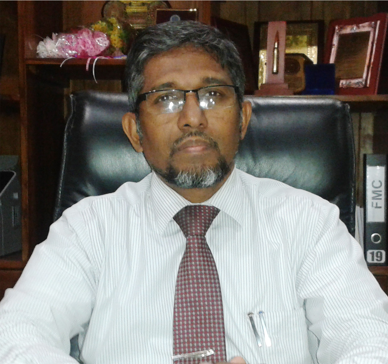மறியல் போராட்டம் நடத்தும் தென்கிழக்கு பல்கலைக்கழக மாணவர்களுக்கு எதிராக பொலிஸில் முறைப்பாடு; நிருவாகத்துக்கு இடையூறு செய்வதாகவும் புகார்