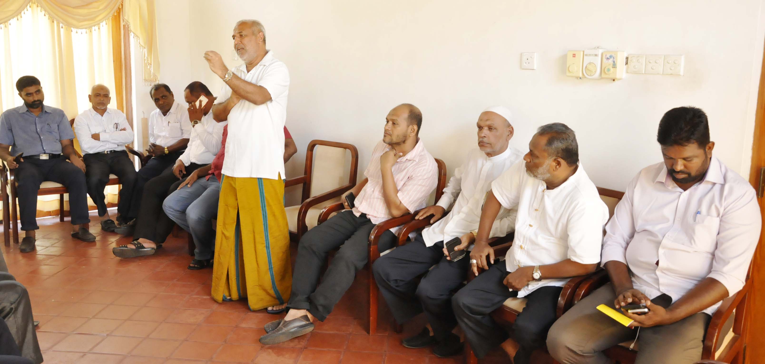 ஹசனலியுடன் தனித்துப் பேச விரும்புகிறோம், அவரை சிலர் விடுகிறார்களில்லை: மு.கா. தலைவர் ஹக்கீம்