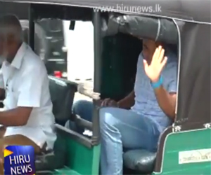 வாக்கு மூலம் வழங்க வந்த யோசித, முச்சக்கர வண்டியில் கிளம்பிச் சென்றார்