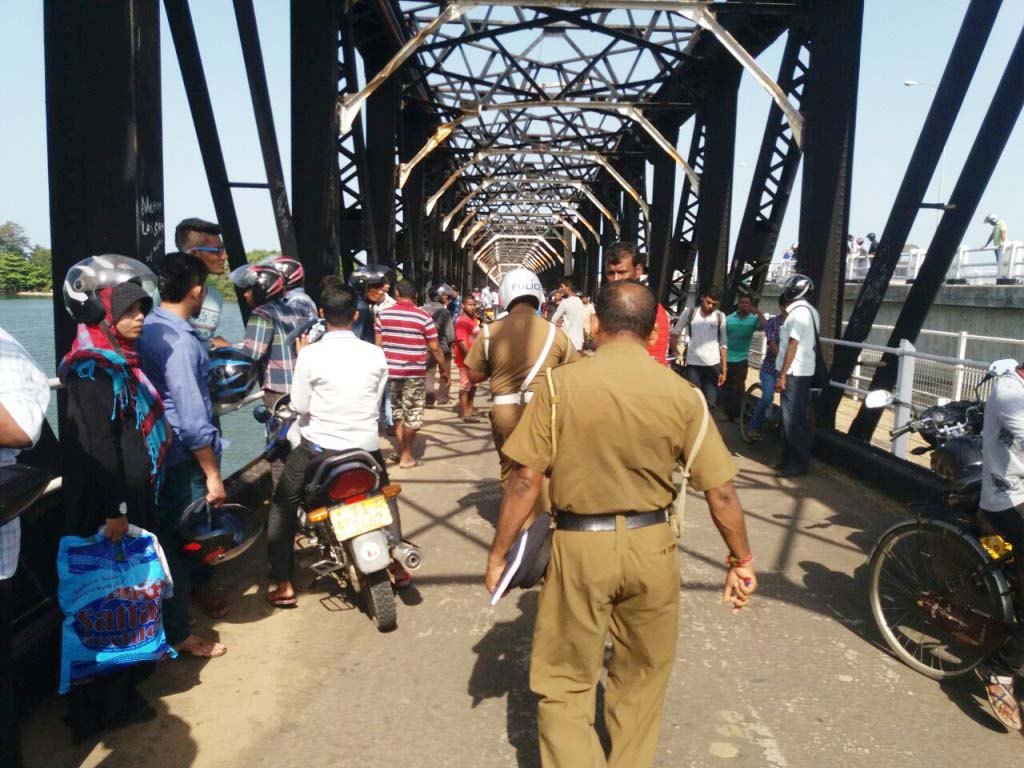 கல்லடி ஆற்றில் குதித்து, இளைஞர் தற்கொலை முயற்சி