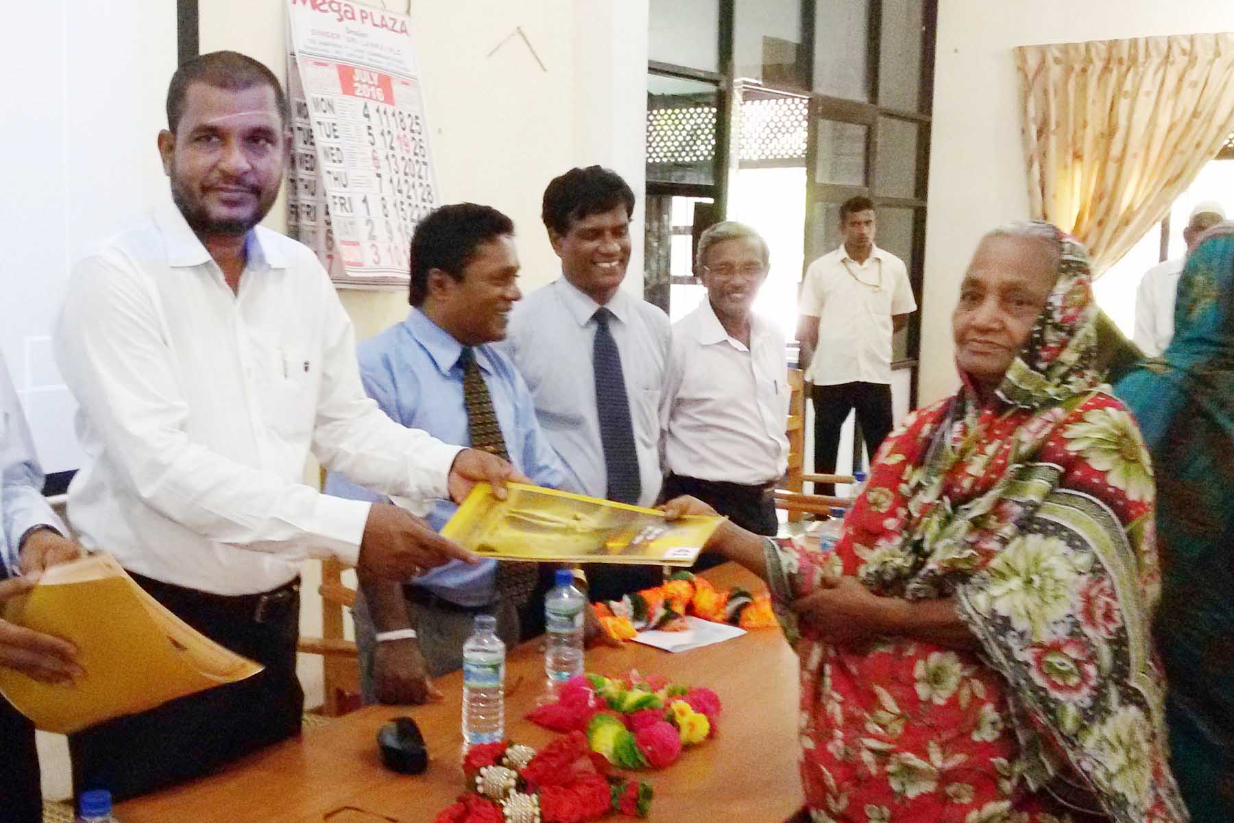 சம்மாந்துறையில் காணி ஆவணங்கள் வழங்கி வைப்பு