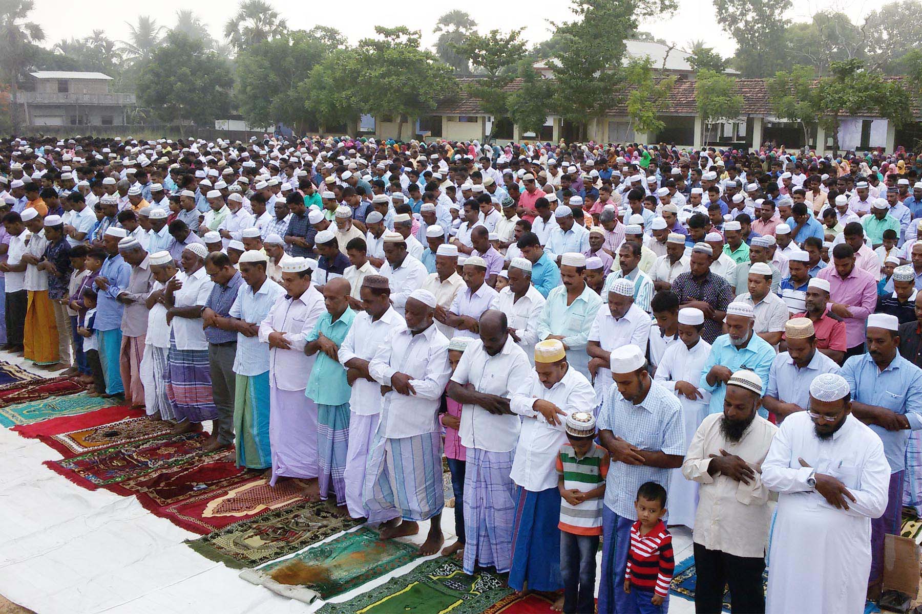 சம்மாந்துறையில் பெருநாள் தொழுகை; பெருமளவான ஆண், பெண்கள் பங்கேற்பு