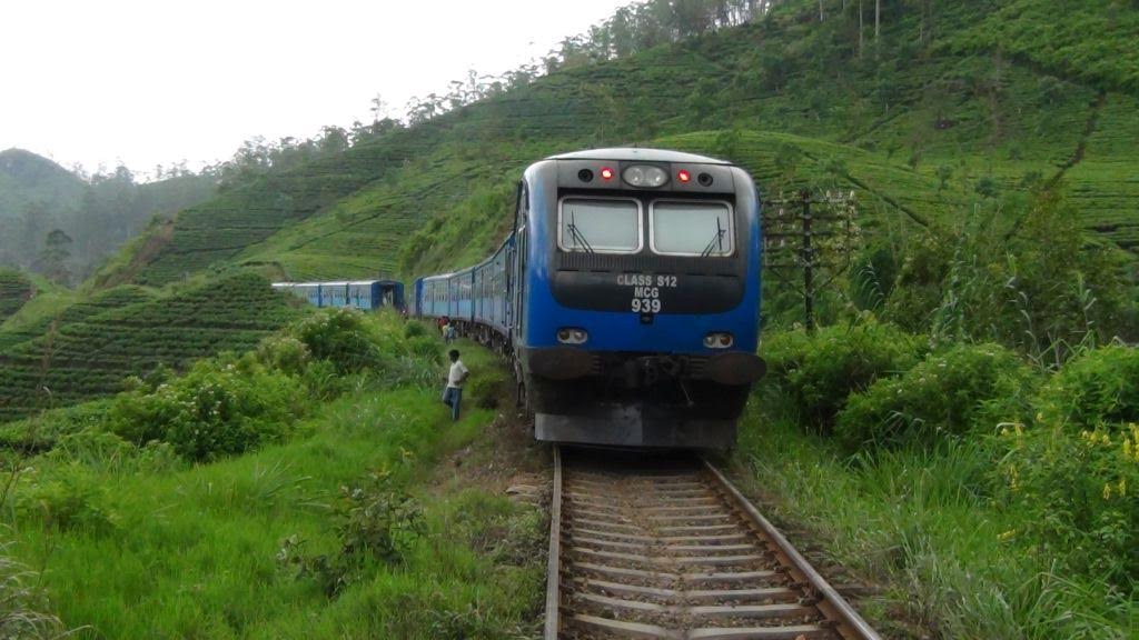 பொடிமெனிக்கே தடம் விலகியது