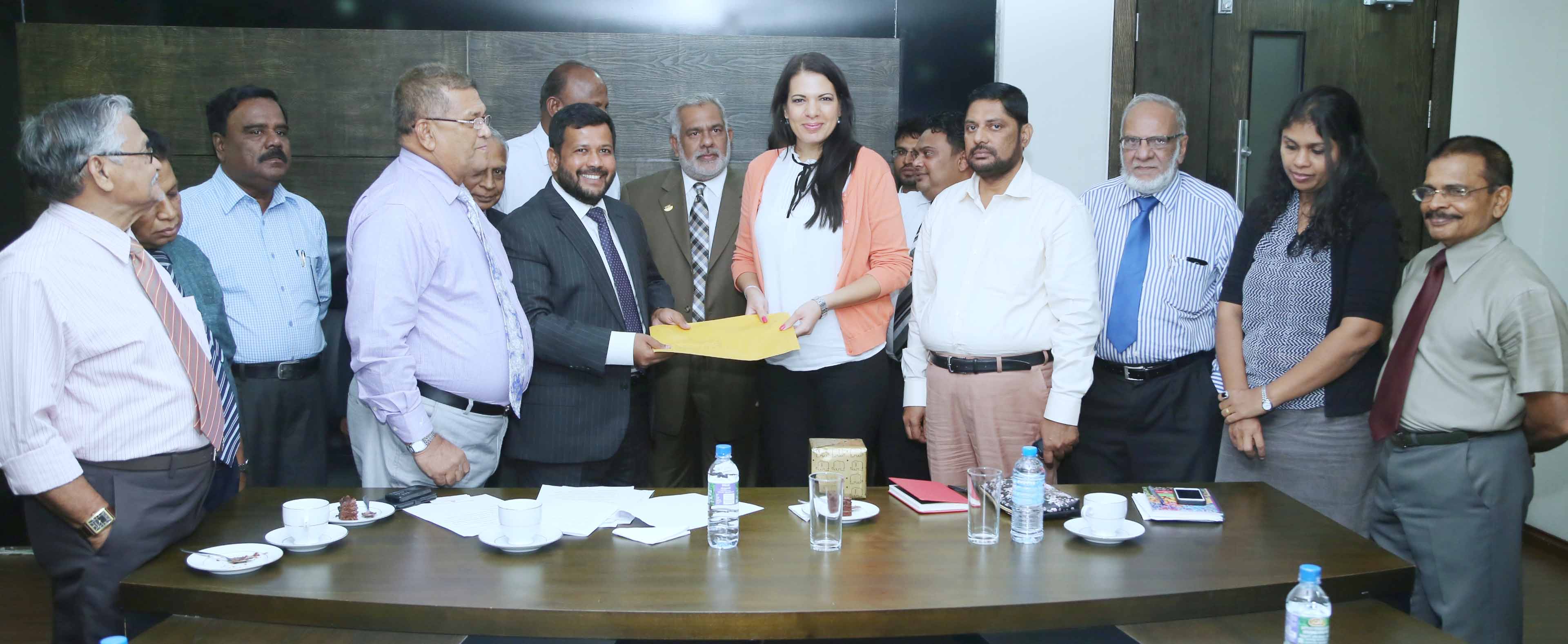 முஸ்லிம் சமூகம் பாதிக்கப்படக்கூடாதென்பதை, அறிக்கையில் சுட்டிக்காட்டுங்கள்: ரீட்டாவிடம் ரிஷாட் கோரிக்கை
