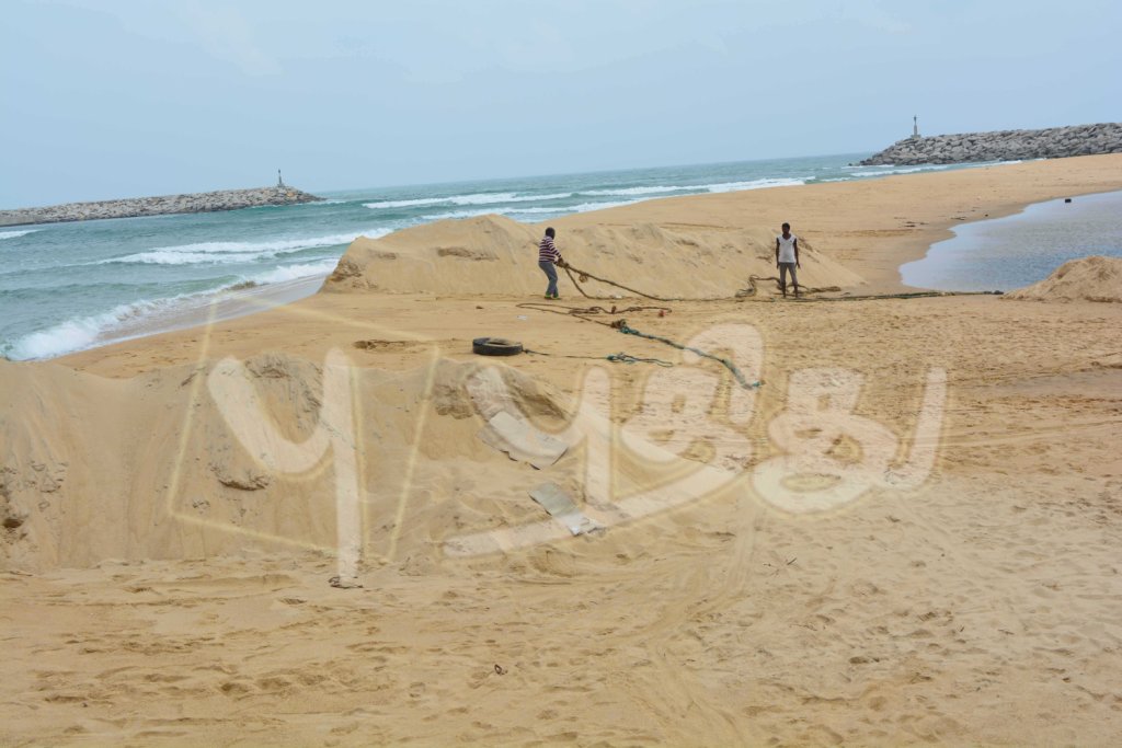 ஒலுவில் மீன்பிடி துறைமுகத்தை மண் மூடியது; பயணிக்க முடியாமல் படகுகள் பாதிப்பு
