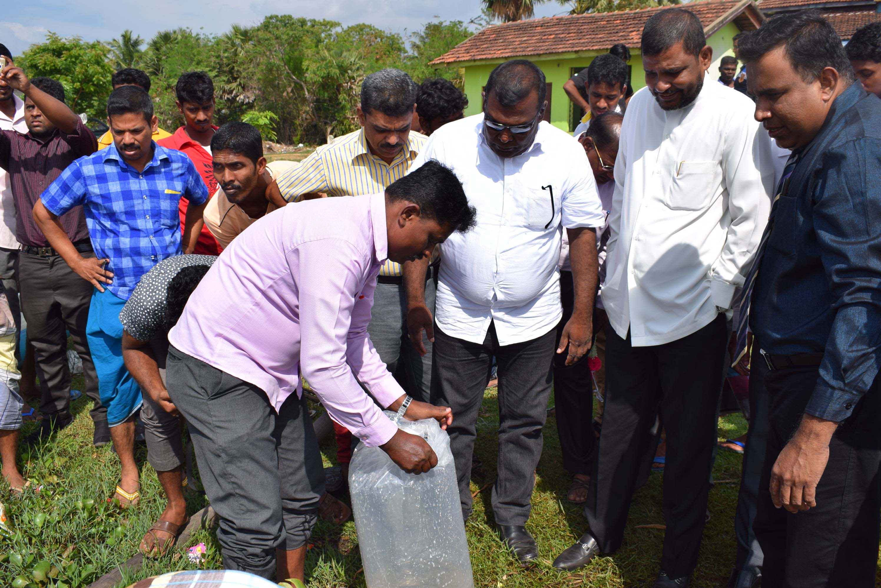 இறக்காமம் குளத்தில் ஒரு லட்சம் மீன் குஞ்சுகள் விடும் நிகழ்வு