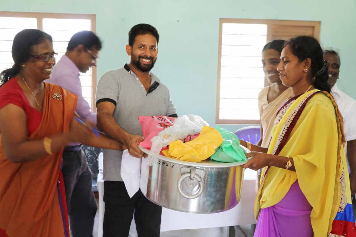 சிறு கைத்தொழிலாளர்களுக்கு உதவத் தயாராக உள்ளோம்: றிப்கான் பதியுத்தீன்