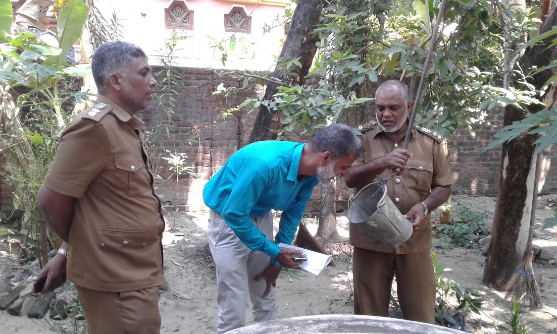 டெங்கு ஒழிப்பு பிரிவின் முக்கியஸ்தர் வீட்டில், நுளம்பு பெருகும் இடங்கள் கண்டுபிடிப்பு