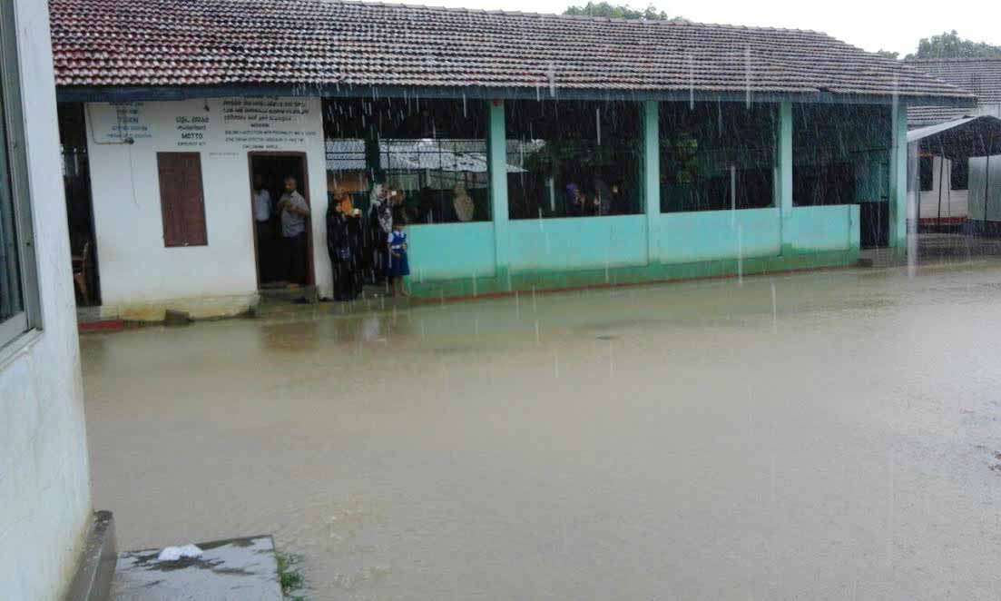 தொடரும் அழை மழை: அம்பாறை மாவட்டத்தின் தாழ்நிலப் பகுதிகள் வெள்ளத்தில் மூழ்கி வருகின்றன