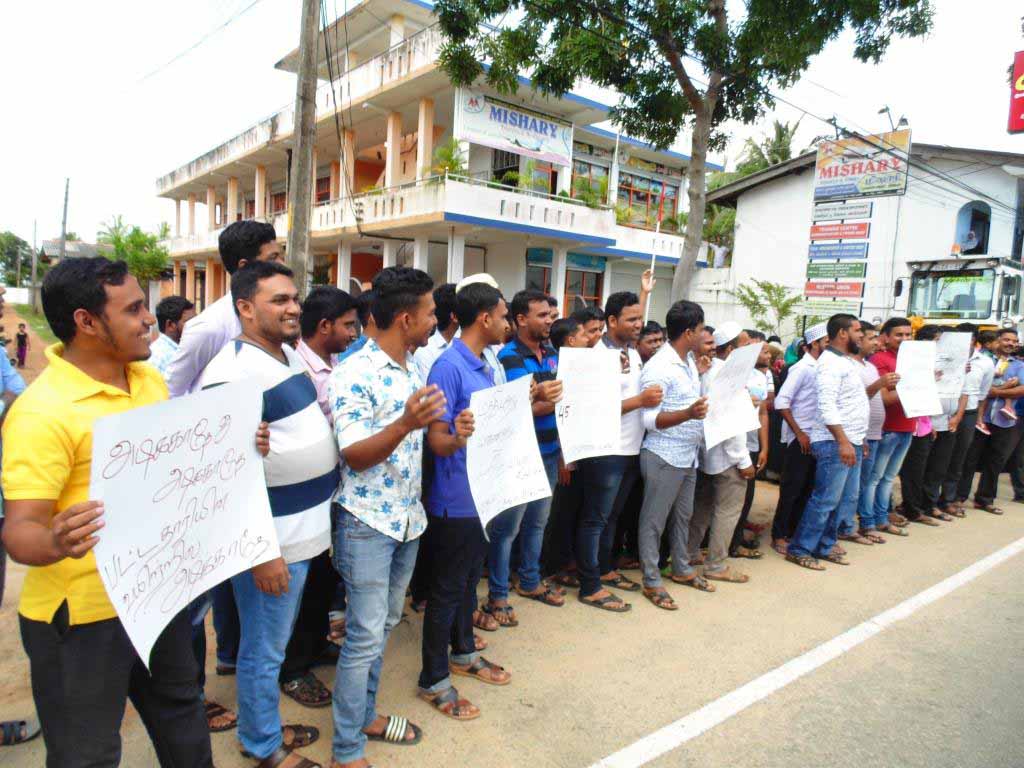 அரச தொழில் கோரி, அம்பாறை மாவட்ட பட்டதாரிகள் ஆர்ப்பாட்டம்