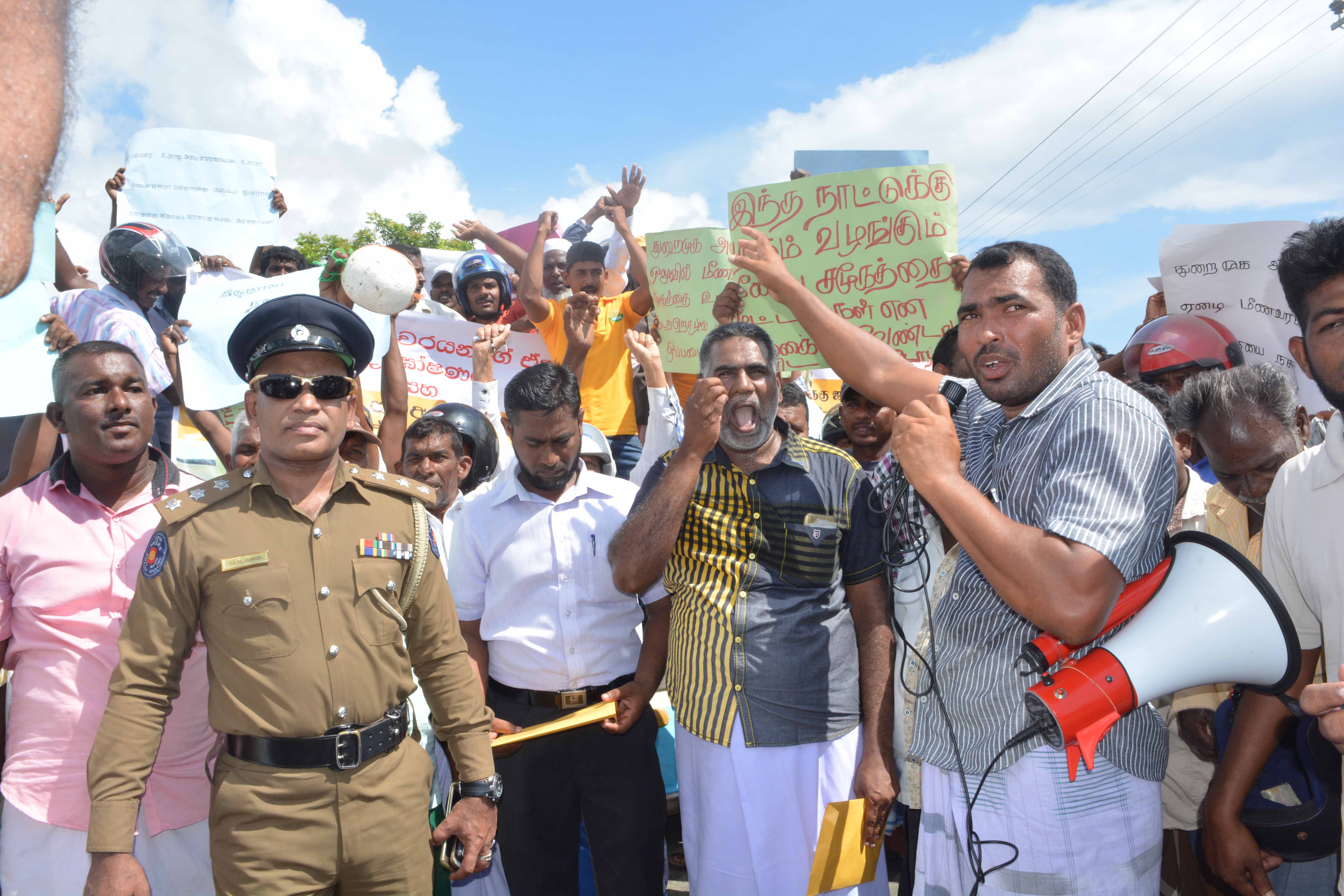 அம்பாறை மாவட்ட கடற்றொழிலாளர்கள், பாலமுனையில் வீதி மறியல் போராட்டம்