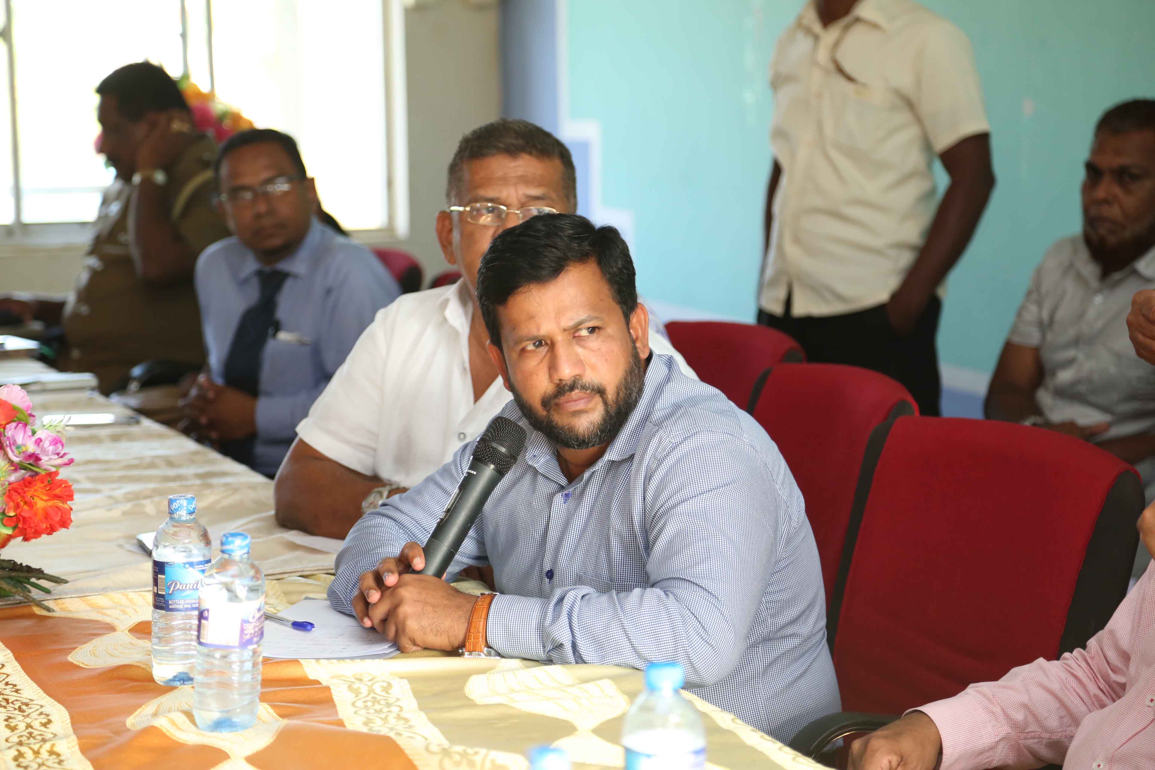 டெங்கினால் பாதிக்கப்பட்ட கிண்ணியாவுக்கு அமைச்சர் றிசாத் விஜயம்; அவசரத் தேவைக்காக 79 லட்சம் ரூபா ஒதுக்கினார்