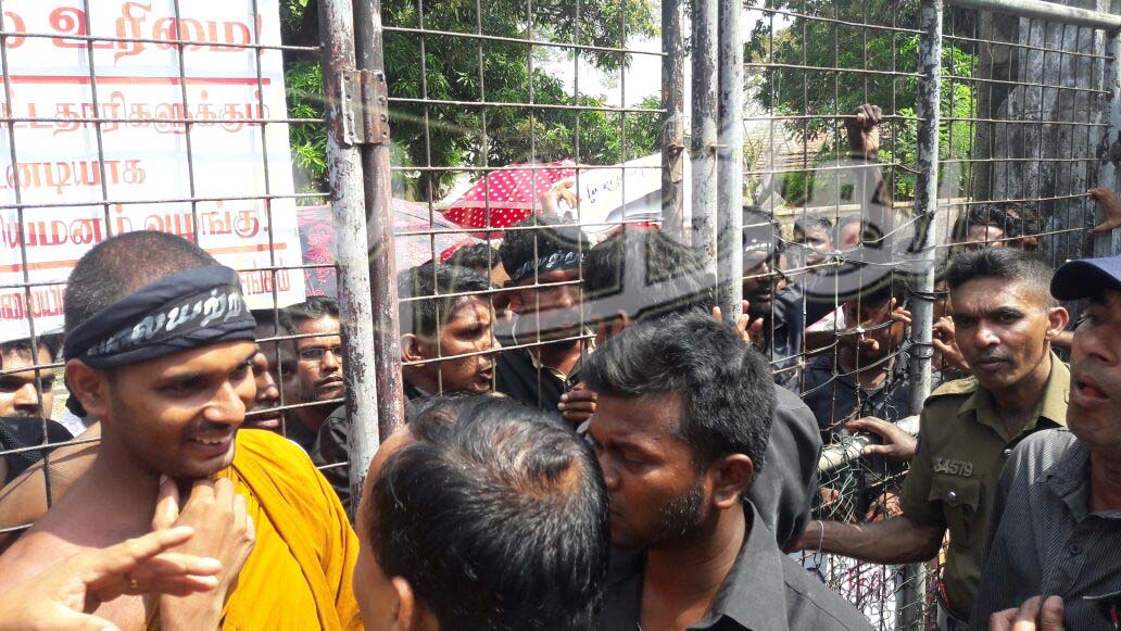 மாகாண சபை உறுப்பினர்களுக்கு பகல் உணவில்லை; தடுத்து நிறுத்தினர் வேலையற்ற பட்டதாரிகள்