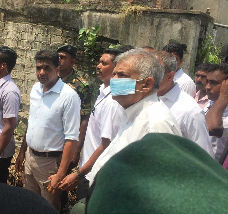 மீதொட்டமுல்ல பகுதிக்கு பிரதமர் விஜயம்; பாதிக்கப்பட்டவர்களுக்கு வீடு வழங்குவதாகவும் உறுதி