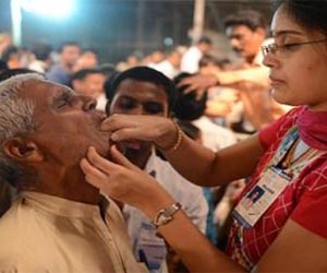 களை கட்டும் மீன் சிகிச்சை: உயிருள்ள மீனை வாயில் போட்டு, அப்படியே ‘க்ளாக்’
