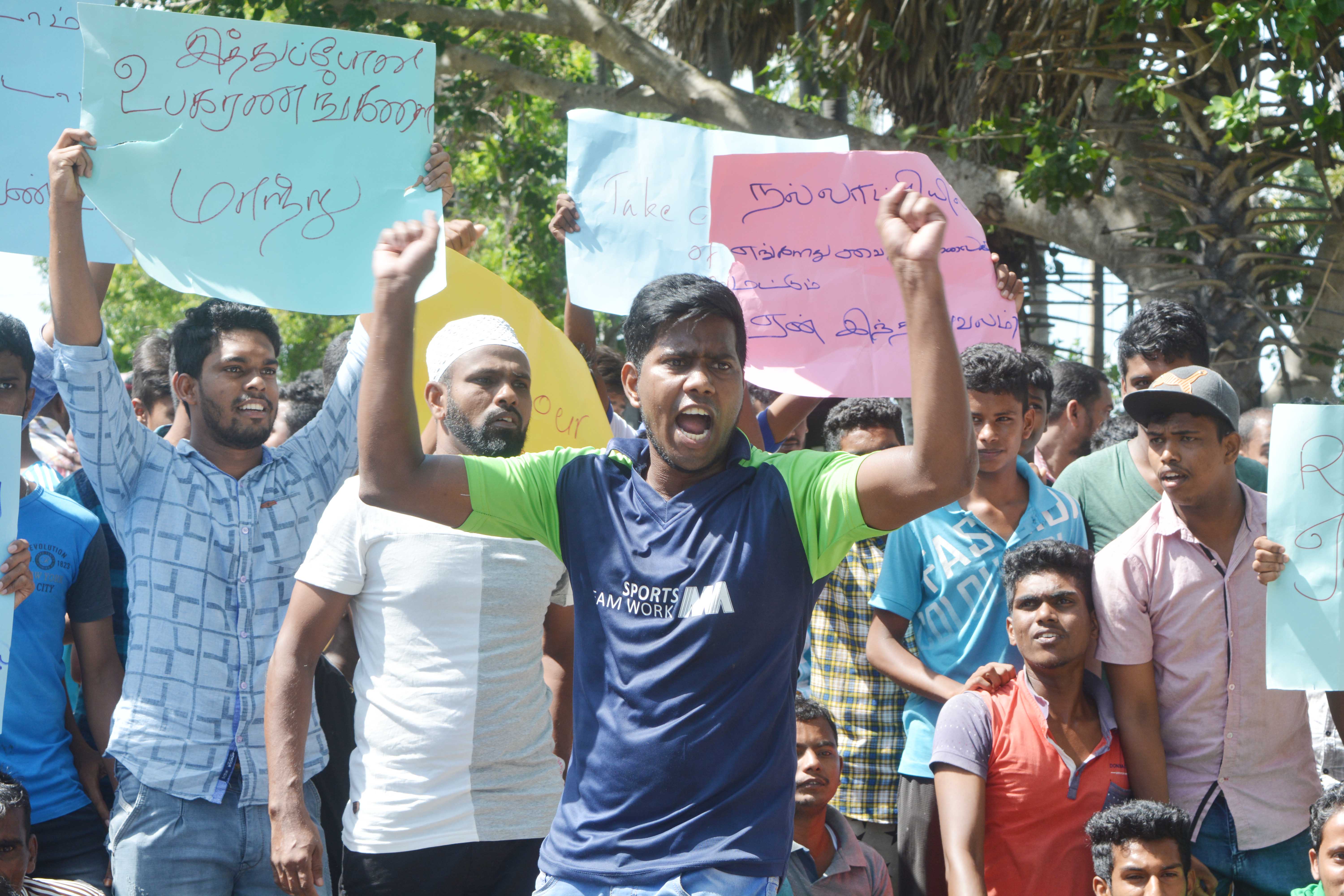பாலமுனை வைத்தியசாலைக்கு பொதுமக்கள் பூட்டு; வீதியில் இறங்கியோர், மறியல் போராட்டம்