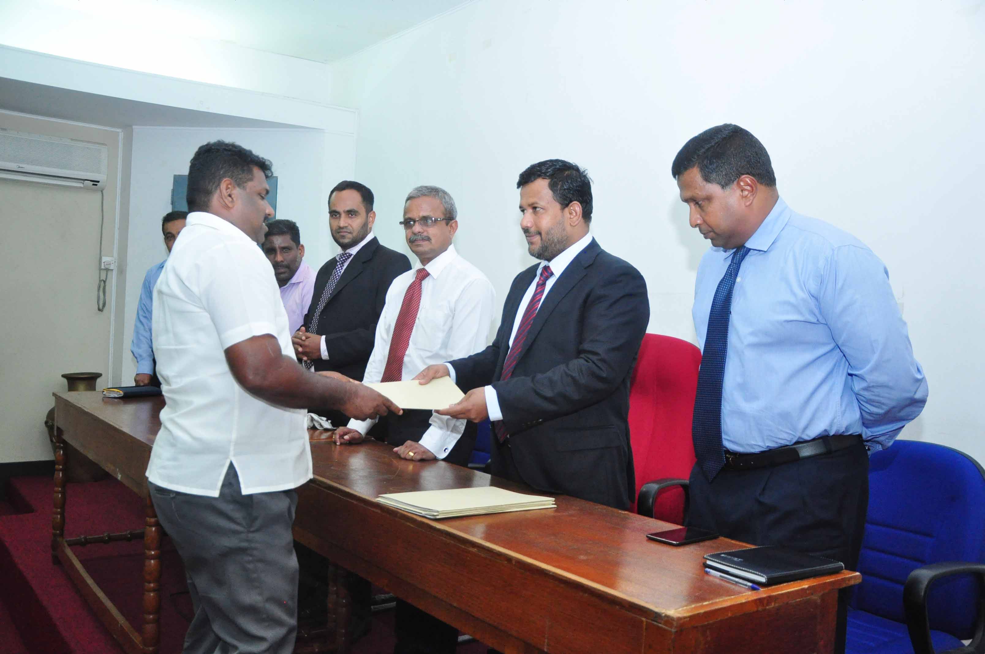 அரசியல்வாதிகளின் செல்வாக்கு இருப்பதாகக் கூறி, நிருவாகத்தை சீர் குலைக்க வேண்டாம்: கனிய மணல் கூட்டுத்தாபனத்தில், அமைச்சர் றிசாத்