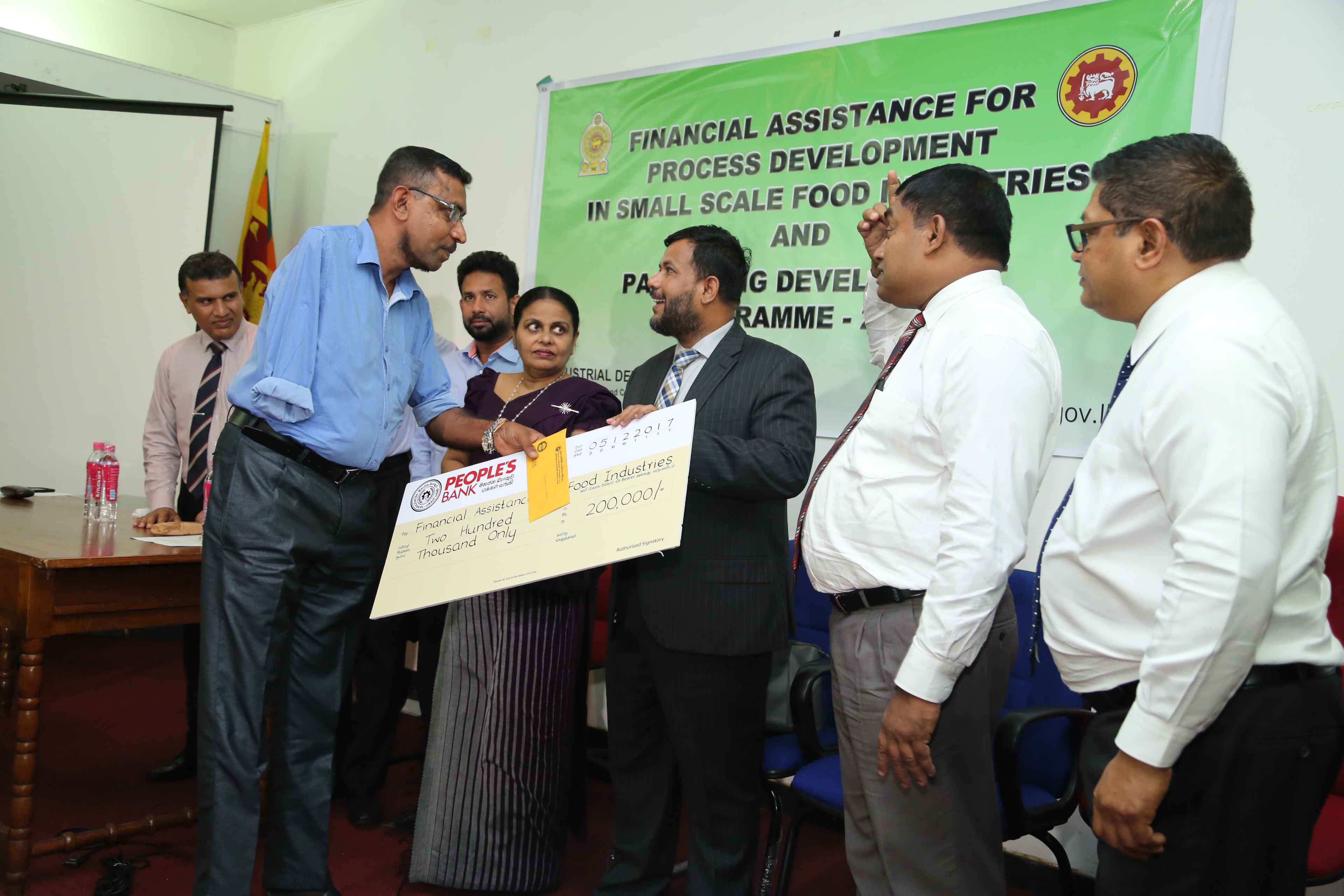 சிறிய தொழில் முதலீட்டாளர்களுக்கு நிதியுதவி வழங்கும் திட்டம்:  அமைச்சர் றிசாட் ஆரம்பித்து வைத்தார்