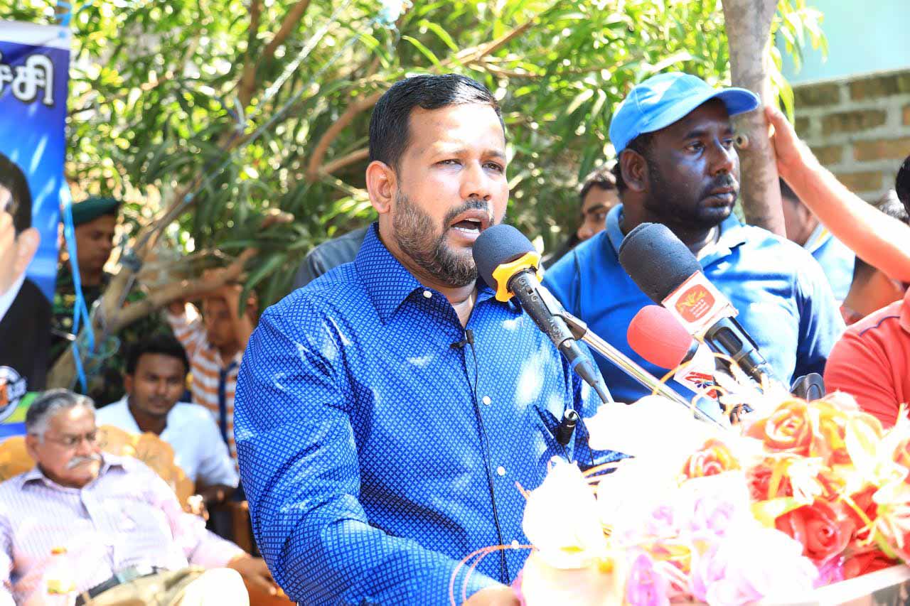 முஸ்லிம்களுக்கு பாதகமான அரசியல் தீர்வுத் திட்டத்துக்கு ஹக்கீம் துணை போகிறார்: அமைச்சர் றிசாட் குற்றச்சாட்டு