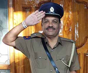 பொலிஸ் சீருடையுடன் ‘பேஸ்புக்’கில் கலக்கும், நாடாளுமன்ற உறுப்பினர் பாலித ரங்கே பண்டார