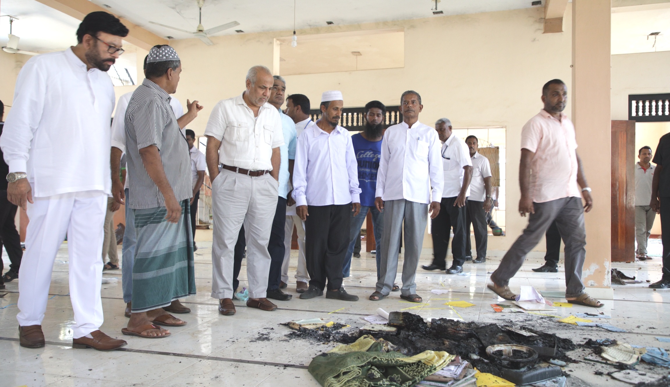 பள்ளிவாசல் சிசிரிவி கமரா ‘ஹார்ட் டிஸ்க்’ ஐ, சீருடையில் வந்தோர் எடுத்துச் சென்றனர்: ஹக்கீமிடம் தெரிவிப்பு