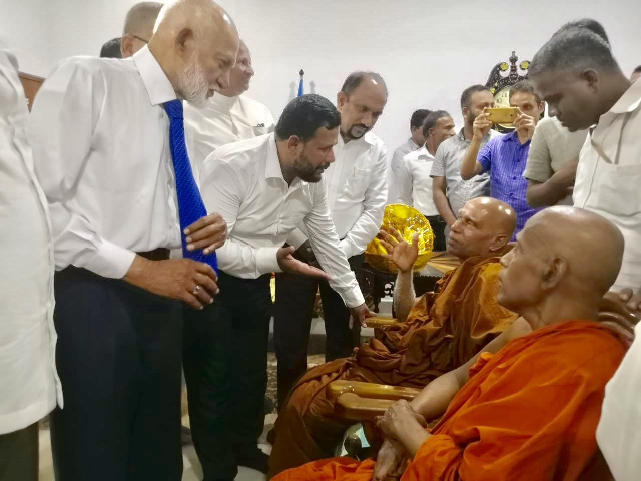 மகாநாயக்கர்களைச் சந்தித்த முஸ்லிம் நாடாளுமன்ற உறுப்பினர்கள்: நீண்ட விளக்கமளித்தார் முன்னாள் அமைச்சர் றிசாட்