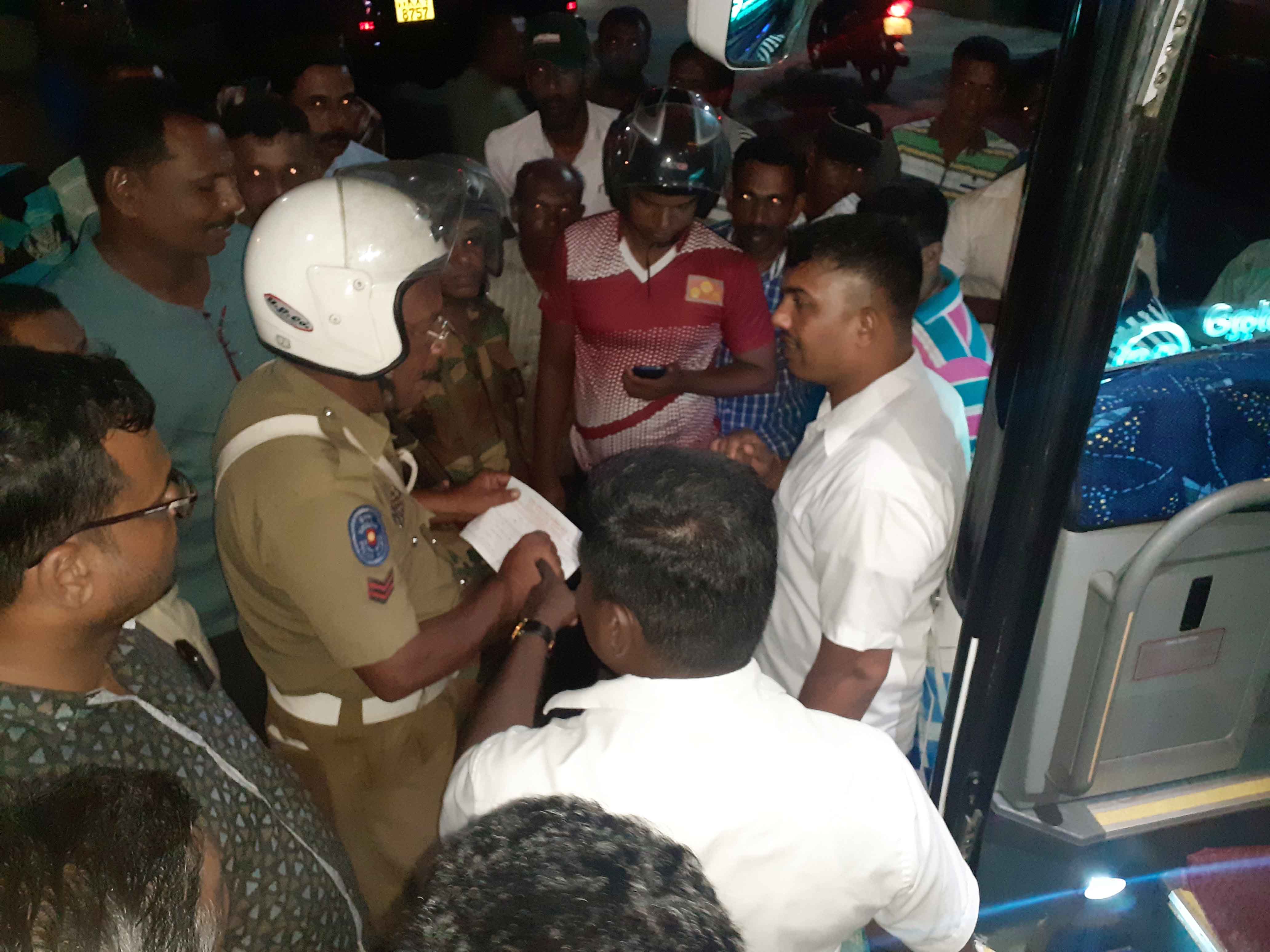 போலி ஆவணங்களுடன் போக்குவரத்தில் ஈடுபடும் பயணிகள் சொகுசு பஸ் தொடர்பில், அக்கரைப்பற்றில் எதிர்ப்பு: பொலிஸார் தலையீடு