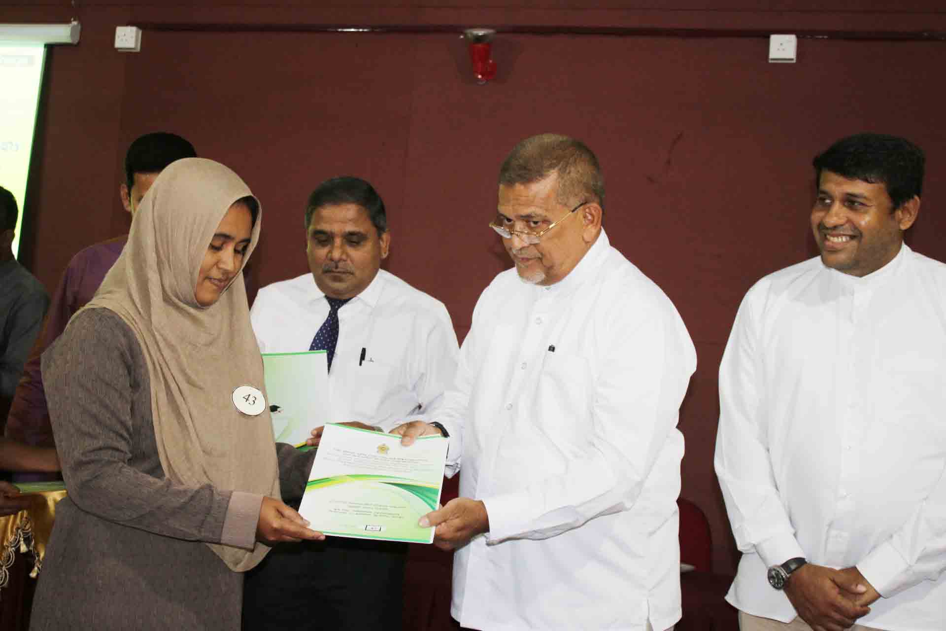 திருகோணமலை மாவட்ட பட்டதாரிகளுக்கு பயிலுநர் நியமனம்: அப்துல்லா மஹ்றூப் வழங்கி வைத்தார்