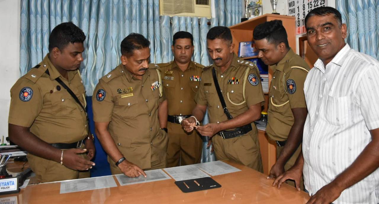 வீட்டுக் கூரை உடைத்து, நகை திருடி வந்தவர் சிக்கினார்:  உருக்கிய நிலையில் தங்கமும் மீட்பு