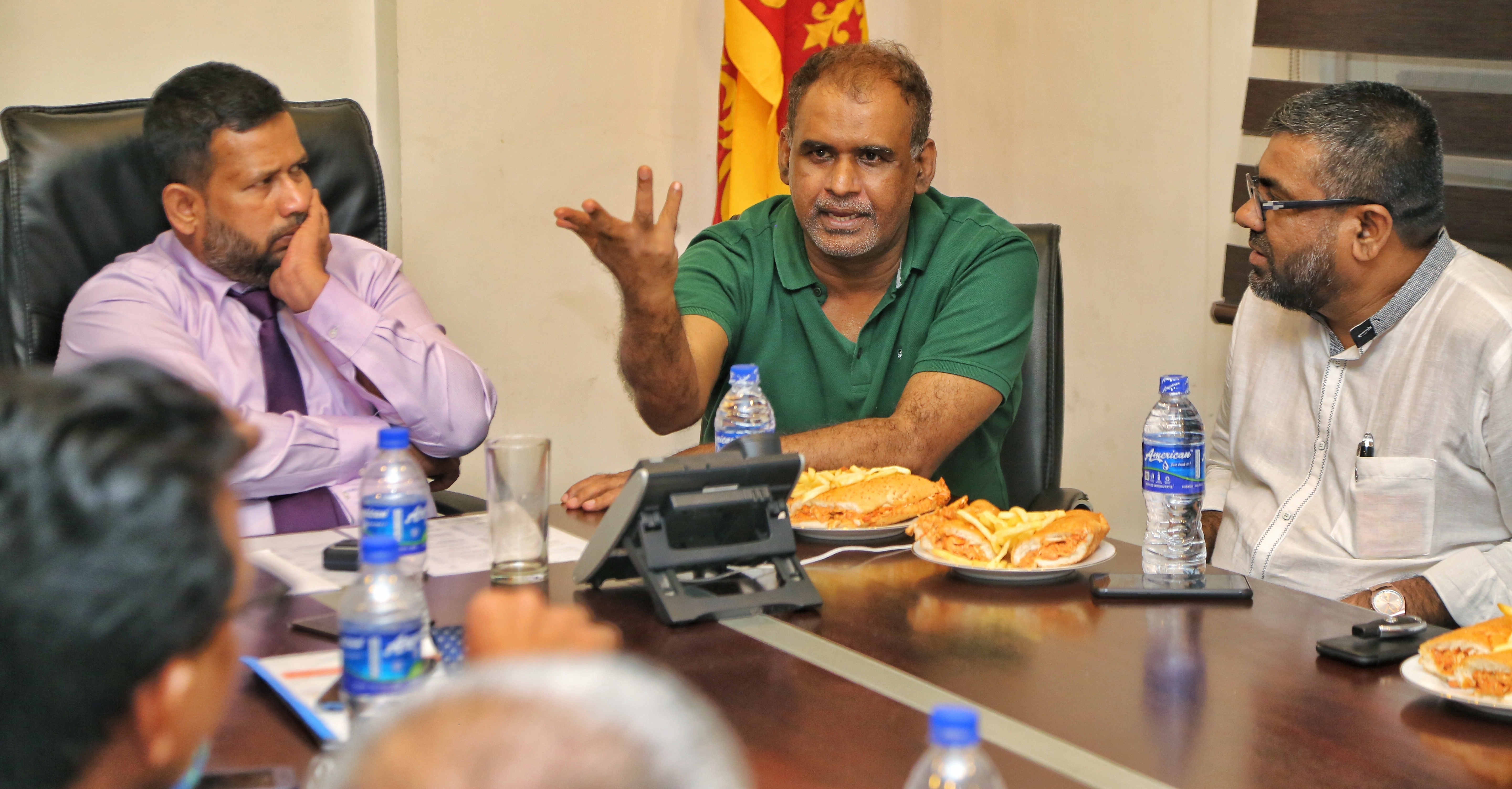 கல்முனை பிரதேச செயலக விவகாரம்: அமைச்சர் றிசாட் பதியுதீனை, ஹரீஸ் எம்.பி உள்ளிட்ட கல்முனை பிரமுகர்கள் சந்தித்து பேச்சு