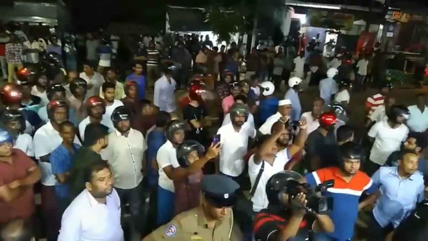 அதாஉல்லாவின் பிரசாரக் கூட்டத்தில் எதிரணியினர் காடைத்தனம்: உதுமாலெப்பையின் ஆட்களே தலைமை தாங்கியதாக குற்றச்சாட்டு