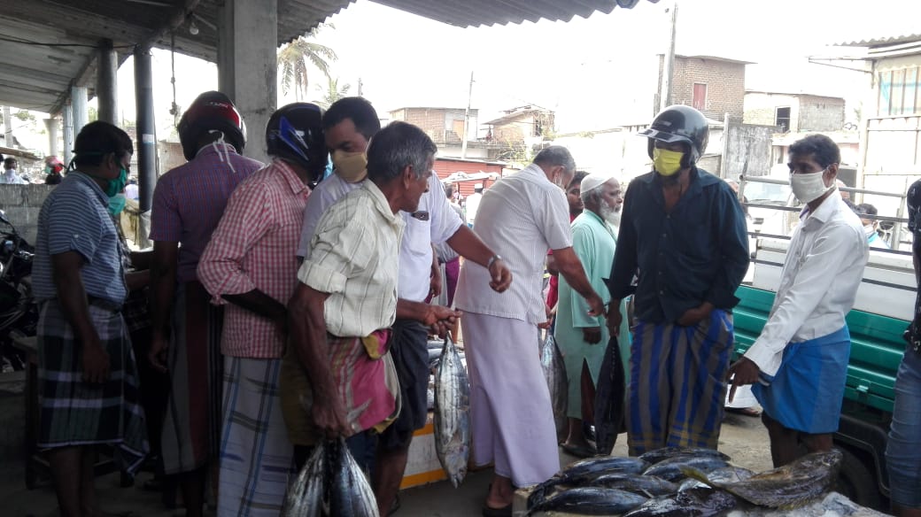 மீன்களுக்கு அதிக விலை; மாளிகைக்காடு துறையில் பாரிய சனத்திரள்