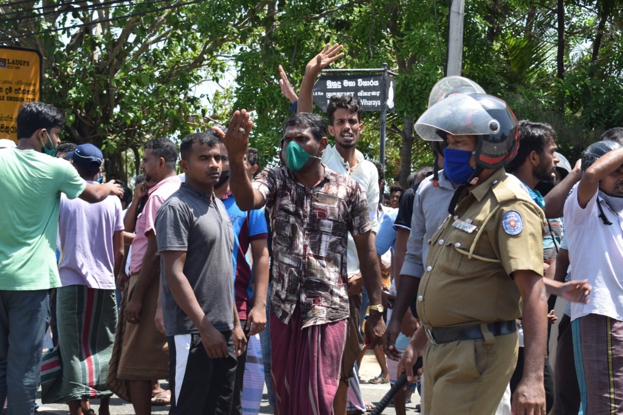 பொத்துவில் முஹுது விகாரையை அண்டியுள்ள மக்களின் இருப்பிடங்களைக் கையப்படுத்துவதற்கு எதிராக ஆர்ப்பாட்டம்: நிலைமையைக் கட்டுப்படுத்த படையினர் களத்தில்