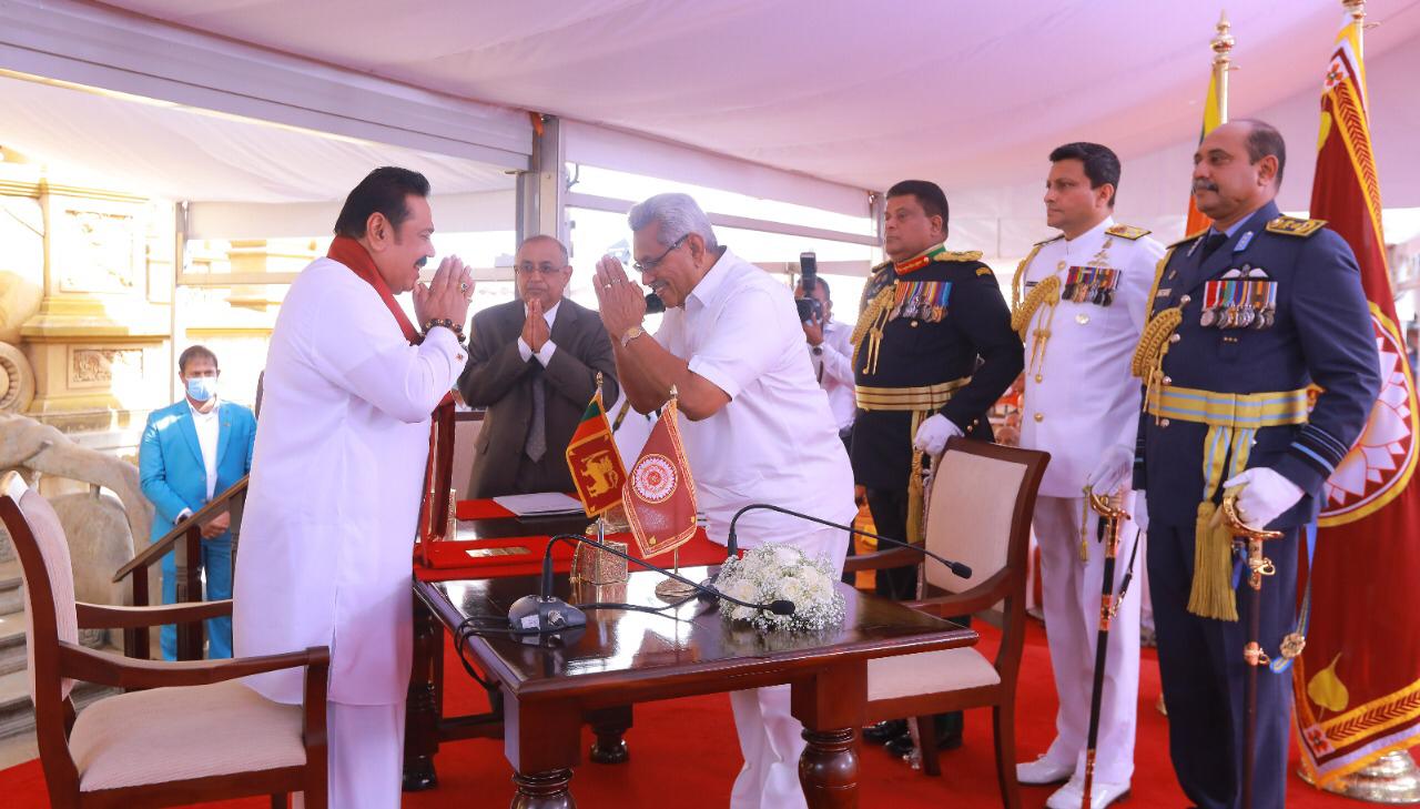 புதிய பிரதமராக மஹிந்த ராஜபக்ஷ பதவிப் பிரமாணம்