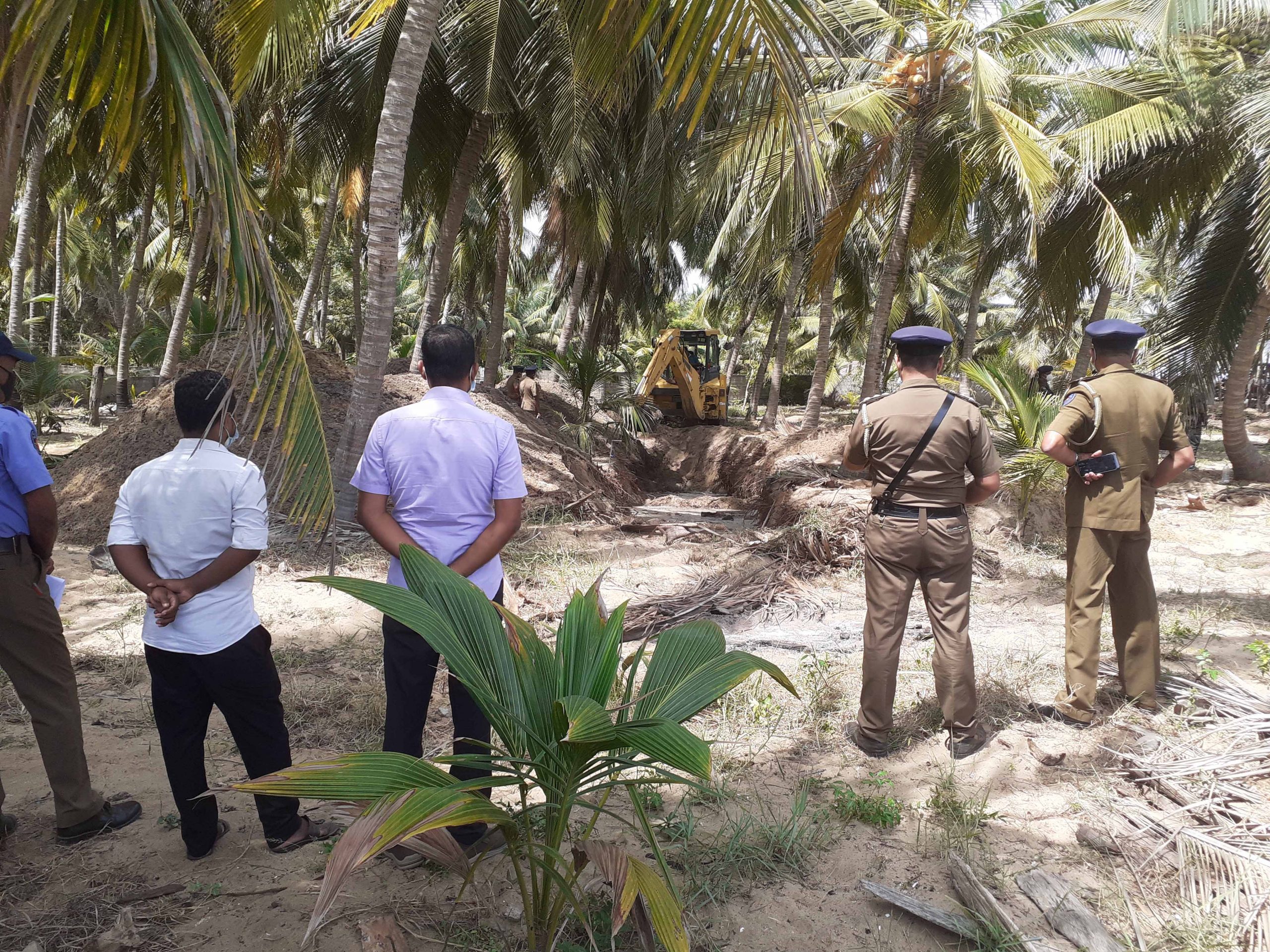 அக்கரைப்பற்றில் ஆயுதங்களைத் தேடி, தனியார் காணியில் ராணுவத்தினர் வேட்டை