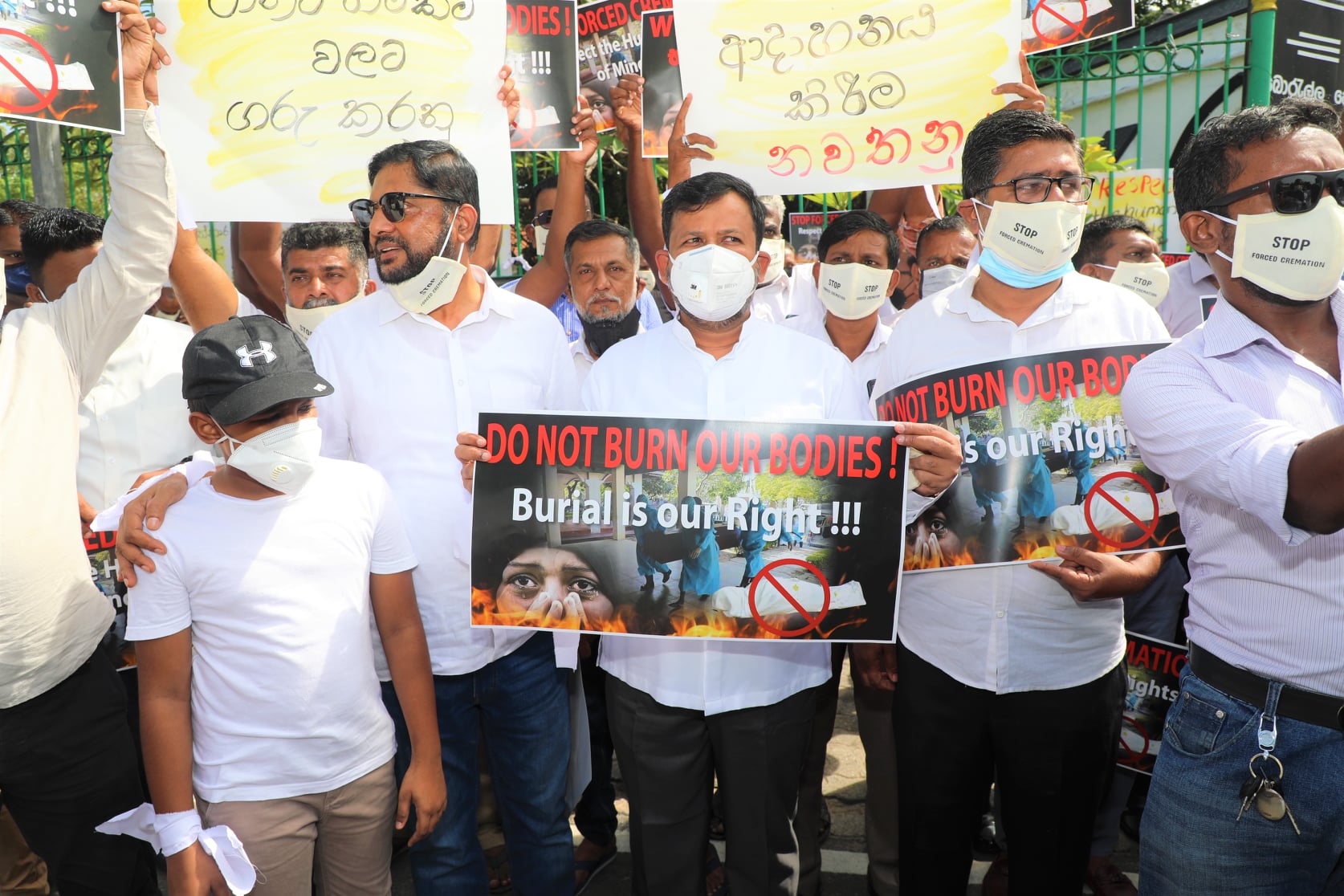 பலாத்கார உடல் தகனத்துக்கு எதிராக, பொரளை மயானத்துக்கு முன்னால், மாபெரும் ஆர்ப்பாட்டம்