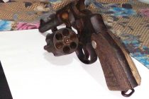 சம்மாந்துறை ஆறு ஒன்றிலிருந்து அமெரிக்கத் தயாரிப்பு கைத்துப்பாக்கி கண்டெடுப்பு